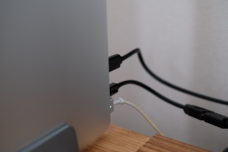 macbookproにアップストリームケーブル、minidisplayport、充電ケーブルを繋いでいる
